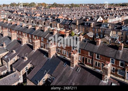 Luftaufnahme von alten Reihenhäusern auf Rücken-an-Rücken-Straßen in den Vororten einer großen britischen Stadt Stockfoto