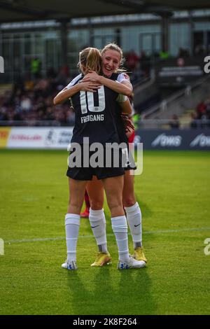 Frankfurt, Deutschland. 23. Oktober 2022. Frankfurt, 23. 2022. Oktober: Lara Prasnikar (7 Frankfurt) und Laura Freigang (10 Frankfurt) feiern das Tor beim FLYERALARM Frauen-Bundesliga-Spiel zwischen Eintracht Frankfurt und MSV Duisburg im Stadion Brentanobad in Frankfurt am Main. (Norina Toenges/Sports Press Photo/SPP) Quelle: SPP Sport Press Photo. /Alamy Live News Stockfoto