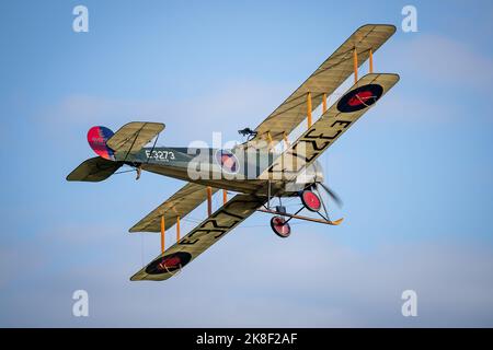 1918 Avro 504K ‘E3273’ in der Luft auf der Race Day Airshow in Shuttleworth am 2.. Oktober 2022 statt Stockfoto