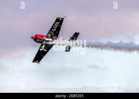 Global Stars Extra 300 ‘G-EXIL’ bei der Race Day Airshow in Shuttleworth am 2.. Oktober 2022 in der Luft Stockfoto