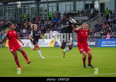 Frankfurt, Deutschland. 23. Oktober 2022. Frankfurt, Deutschland, Oktober 23. 2022: Nicole Anyomi (19 Frankfurt) bekommt den Ball während des FLYERALARM Frauen-Bundesliga-Spiels zwischen Eintracht Frankfurt und MSV Duisburg im Stadion Brentanobad in Frankfurt am Main unter Kontrolle. (Norina Toenges/Sports Press Photo/SPP) Quelle: SPP Sport Press Photo. /Alamy Live News Stockfoto