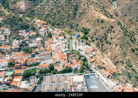 La Gomera - Roque El Cano und die Stadt Vallehermoso von oben. La Gomera, Kanarische Inseln. Stockfoto