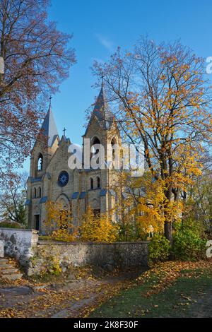 Alte alte Kirche unserer Lieben Frau vom heiligen Rosenkranz und St. Dominic in einer herbstlichen Landschaft. Rakov, Region Minsk, Weißrussland. Stockfoto