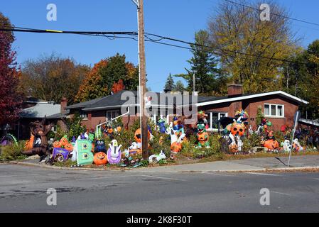 Ottawa, Kanada - 22. Oktober 2022: Haus mit vielen Dekorationen geschmückt, um Halloween zu feiern. Stockfoto