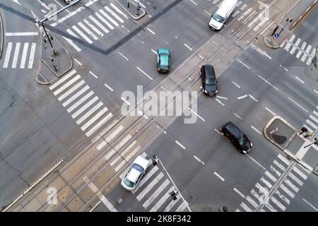 Straßenkreuzung in Prag in der Nähe des Tanzenden Hauses, Prag, Tschechische Republik Stockfoto