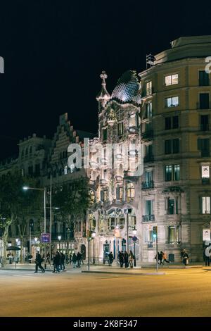 Casa Batllo bei Nacht, entworfen und gebaut von Gaudy, Barcelona, Spanien Stockfoto