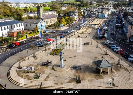 Bantry, West Cork, Irland. 23. Oktober 2022. Die Stadt Bantry ist heute fast menschenleer und voller blauer Flaggen zur Unterstützung von Bantry Blues GAA, während sie Kanturk beim Premier Intermediate Football Final im Parc UI Chaoimh, Cork, spielt. Die St. Brendan the Navigator Statue ist mit einem Bantry Blues Shirt und einer Flagge versehen. Quelle: AG News/Alamy Live News Stockfoto
