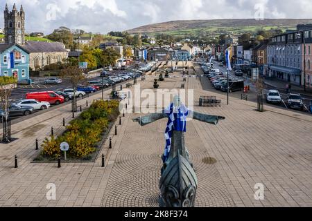 Bantry, West Cork, Irland. 23. Oktober 2022. Die Stadt Bantry ist heute fast menschenleer und voller blauer Flaggen zur Unterstützung von Bantry Blues GAA, während sie Kanturk beim Premier Intermediate Football Final im Parc UI Chaoimh, Cork, spielt. Die St. Brendan the Navigator Statue ist mit einem Bantry Blues Shirt und einer Flagge versehen. Quelle: AG News/Alamy Live News Stockfoto