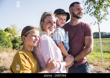 Selbstbewusste Familie in der Natur aus der Ferne Stockfoto