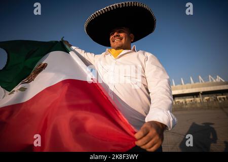 Lächelnder Mann mit Sombrero mit mexikanischer Flagge an einem sonnigen Tag Stockfoto