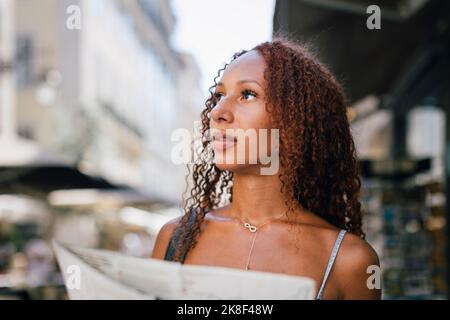 Schöne junge Frau mit lockigem Haar Stockfoto