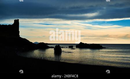 Dunure Castle Ruinen und Sonnenuntergang Himmel über dem Meer, Ayrshire, Schottland Stockfoto