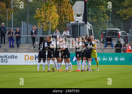 Frankfurt, Deutschland. 23. Oktober 2022. Frankfurt, Deutschland, Oktober 23. 2022: Die Spieler der Eintracht Frankfurt haben sich vor dem FLYERALARM Frauen-Bundesliga-Spiel zwischen Eintracht Frankfurt und MSV Duisburg im Stadion Brentanobad in Frankfurt am Main geduscht. (Norina Toenges/Sports Press Photo/SPP) Quelle: SPP Sport Press Photo. /Alamy Live News Stockfoto