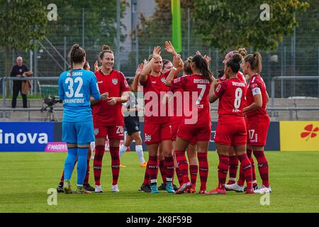 Frankfurt, Deutschland. 23. Oktober 2022. Frankfurt, Deutschland, Oktober 23. 2022: Spieler des MSV Duisburg haben sich vor dem FLYERALARM Frauen-Bundesliga-Spiel zwischen Eintracht Frankfurt und MSV Duisburg im Stadion Brentanobad in Frankfurt am Main zusammengefunden. (Norina Toenges/Sports Press Photo/SPP) Quelle: SPP Sport Press Photo. /Alamy Live News Stockfoto
