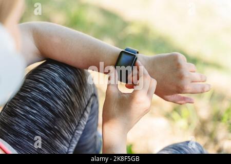 Frau überprüft den Puls auf der Smart Watch Stockfoto