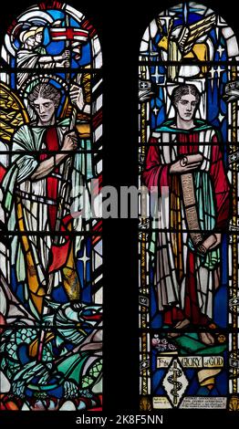 The St Michael and St Luke Window von Marjorie Kemp (1946) in St Cuthbert's Church, Milburn, Cumbria, Großbritannien Stockfoto