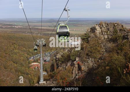 Thale, Deutschland. 23. Oktober 2022. Gondeln der Seilbahn über dem Bode-Tal. Das sonnige Wetter zog wieder viele Besucher in den Harz. Die Betreiber der Bergbahnen und Skilifte im Harz erleben an diesem Wochenende mit Beginn der Herbstferien eine hohe Besucherzahl. Quelle: Matthias Bein/dpa/Alamy Live News Stockfoto