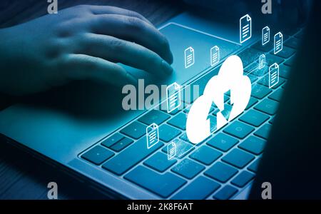 Frau, die einen Laptop mit VR-Cloud-Computing-Diagramm verwendet. Cloud-Technologie. Datenspeicherung. Netzwerk- und Internet-Service-Konzept. Stockfoto