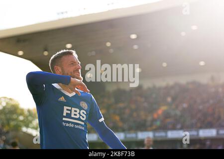 Wolverhampton, Großbritannien. 23. Oktober 2022. Jamie Vardy von Leicester City feiert das 4.-Tor von Leicester City während des Premier League-Spiels zwischen Wolverhampton Wanderers und Leicester City am 23. Oktober 2022 in Molineux, Wolverhampton, England. Foto von Ben Wright. Nur zur redaktionellen Verwendung, Lizenz für kommerzielle Nutzung erforderlich. Keine Verwendung bei Wetten, Spielen oder Veröffentlichungen einzelner Clubs/Vereine/Spieler. Kredit: UK Sports Pics Ltd/Alamy Live Nachrichten Stockfoto