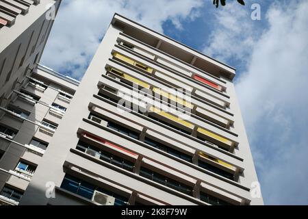 Blick auf die Wohngebäude von signapore in einem niedrigen Winkel vor blauem Himmel Stockfoto
