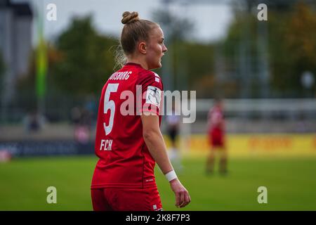 Frankfurt, Deutschland. 23. Oktober 2022. Frankfurt, Deutschland, Oktober 23. 2022: Paula Flach (5 Duisburg) beim FLYERALARM Frauen-Bundesliga-Spiel zwischen Eintracht Frankfurt und MSV Duisburg im Stadion Brentanobad in Frankfurt am Main. (Norina Toenges/Sports Press Photo/SPP) Quelle: SPP Sport Press Photo. /Alamy Live News Stockfoto