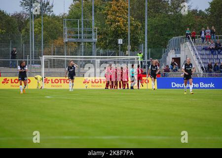 Frankfurt, Deutschland. 23. Oktober 2022. Frankfurt, 23. 2022. Oktober: Der MSV Duisburg feiert das Tor und die Spieler der Eintracht Frankfurt sehen beim FLYERALARM Frauen-Bundesliga-Spiel zwischen Eintracht Frankfurt und MSV Duisburg im Stadion Brentanobad in Frankfurt am Main, Deutschland, niedergeschlagen aus. (Norina Toenges/Sports Press Photo/SPP) Quelle: SPP Sport Press Photo. /Alamy Live News Stockfoto