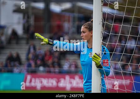 Frankfurt, Deutschland. 23. Oktober 2022. Frankfurt, Deutschland, Oktober 23. 2022: Torhüterin Ena Mahmutovic (32 Duisburg) beim FLYERALARM Frauen-Bundesliga-Spiel zwischen Eintracht Frankfurt und MSV Duisburg im Stadion Brentanobad in Frankfurt am Main. (Norina Toenges/Sports Press Photo/SPP) Quelle: SPP Sport Press Photo. /Alamy Live News Stockfoto