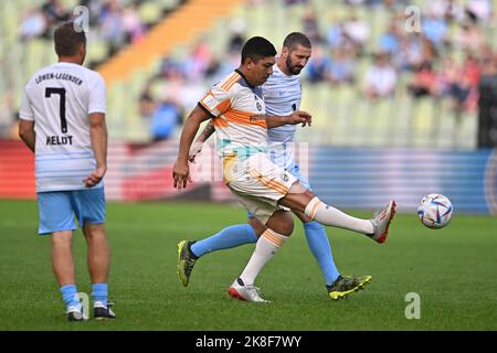 München, Deutschland. 23. Oktober 2022. Fußball: Legenden spielen FC Bayern München - TSV 1860 München, anlässlich des 50.-jährigen Jubiläums des Olympiaparks München: Giovane Elber (Mitte) aus Bayern im Duell mit Sascha Mölders vom TSV. Kredit: Lennart Preiss/dpa/Alamy Live Nachrichten Stockfoto