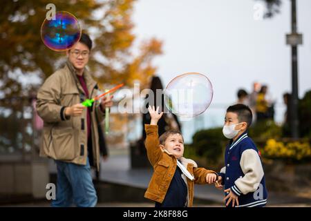 Seoul, Südkorea. 23. Oktober 2022. Kinder spielen mit Seifenblasen im Namsan Park in Seoul, Südkorea, 23. Oktober 2022. Quelle: Wang Yiliang/Xinhua/Alamy Live News Stockfoto