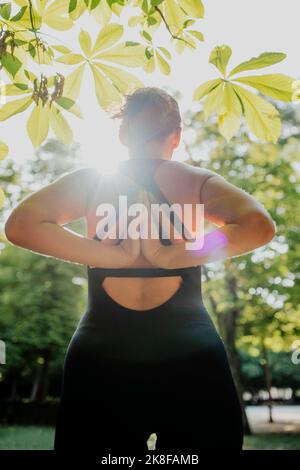 Yogalehrer macht Dehnübungen im Park Stockfoto