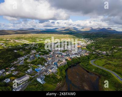 Irland, Clifden - 05 23 2022: Luftbild von Clifden, einer Küstenstadt in der Grafschaft Galway, Irland, in der Region Connemara. Tageslicht, bewölktes Panorama. Stockfoto