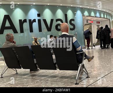 Bei der Ankunft am Flughafen London Heathrow Terminal 3 warten Menschen. VEREINIGTES KÖNIGREICH. Oktober 2022. Stockfoto