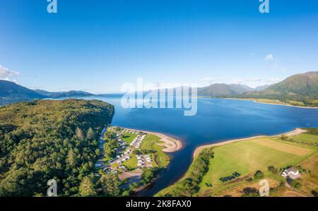 Luftaufnahme von Loch Linnhe und Wohnmobil unter blauem Himmel, Schottland Stockfoto