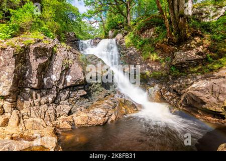 Landschaftlich schöner Blick auf den EAS Chia-AIG Wasserfall im Wald Stockfoto