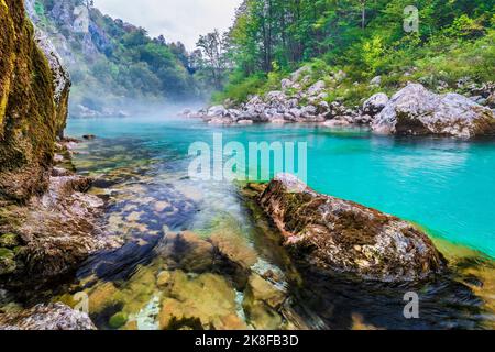 Slowenien, Blick auf den türkisfarbenen Soca-Fluss Stockfoto