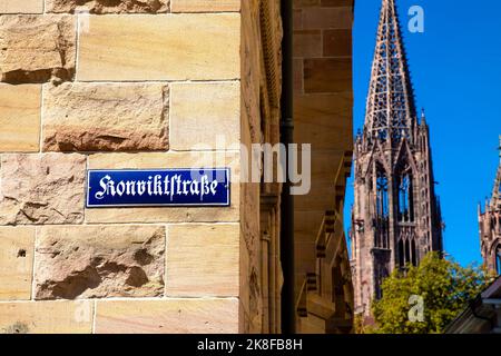 Straßenschild Konviktstraße mit dem Freiburger Münster im Hintergrund, Freiburg im Breisgau, Deutschland Stockfoto