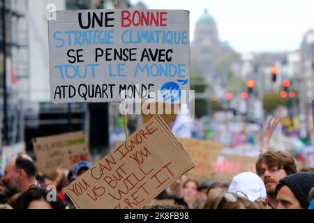 Brüssel, Belgien. 23. Oktober 2022. Tausende von Demonstranten nehmen am Walk for Your Future Climate march vor dem COP27. Oktober in Brüssel, Belgien, am 23. Oktober 2022 Teil. Kredit: ALEXANDROS MICHAILIDIS/Alamy Live Nachrichten Stockfoto