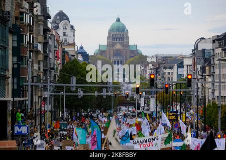 Brüssel, Belgien. 23. Oktober 2022. Tausende von Demonstranten nehmen am Walk for Your Future Climate march vor dem COP27. Oktober in Brüssel, Belgien, am 23. Oktober 2022 Teil. Kredit: ALEXANDROS MICHAILIDIS/Alamy Live Nachrichten Stockfoto