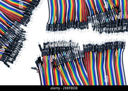 Flachbandkabel oder mehradriges planares Kabel auf weißem Hintergrund. Flachbandkabel mit Stiftsteckern. Mehrfarbiger Flachbandcomputer mit Anschlusskabel. Stockfoto