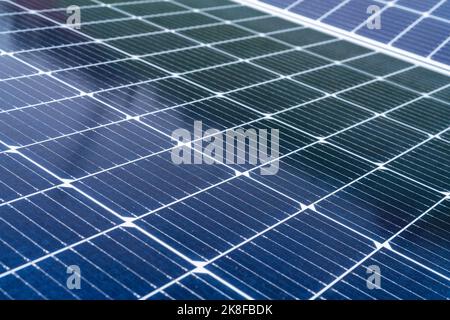 Selektiver Fokus auf Sonnenkollektoren oder Photovoltaikmodule. Solarstrom für grüne Energie. Nachhaltige Ressourcen. Solarzellenpaneele verwenden Sonnenlicht als Stockfoto