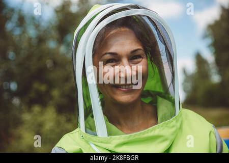 Glücklicher Imker in Schutzanzug bei der Imkerei Stockfoto