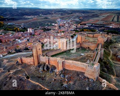 Luftaufnahme von Molina de Aragon mit seiner Burg in Guadalajara, Spanien. Stockfoto