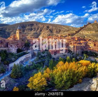 Blick auf Albarracin bei Sonnenuntergang mit seinen Mauern und der Kathedrale im Vordergrund. Stockfoto