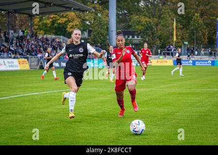 Frankfurt, Deutschland. 23. Oktober 2022. Frankfurt, Deutschland, Oktober 23. 2022: Lara Prasnikar (7 Frankfurt) und Vanessa Fürst (8 Duisburg) beim FLYERALARM Frauen-Bundesliga-Spiel zwischen Eintracht Frankfurt und MSV Duisburg im Stadion Brentanobad in Frankfurt am Main. (Norina Toenges/Sports Press Photo/SPP) Quelle: SPP Sport Press Photo. /Alamy Live News Stockfoto