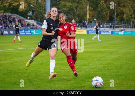 Frankfurt, Deutschland. 23. Oktober 2022. Frankfurt, Deutschland, Oktober 23. 2022: Lara Prasnikar (7 Frankfurt) und Vanessa Fürst (8 Duisburg) beim FLYERALARM Frauen-Bundesliga-Spiel zwischen Eintracht Frankfurt und MSV Duisburg im Stadion Brentanobad in Frankfurt am Main. (Norina Toenges/Sports Press Photo/SPP) Quelle: SPP Sport Press Photo. /Alamy Live News Stockfoto
