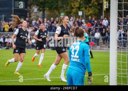 Frankfurt, Deutschland. 23. Oktober 2022. Frankfurt, Deutschland, Oktober 23. 2022: Laura Freigang (10 Frankfurt) feiert beim FLYERALARM Frauen-Bundesliga-Spiel zwischen Eintracht Frankfurt und MSV Duisburg im Stadion Brentanobad in Frankfurt am Main ihr zweites Tor. (Norina Toenges/Sports Press Photo/SPP) Quelle: SPP Sport Press Photo. /Alamy Live News Stockfoto