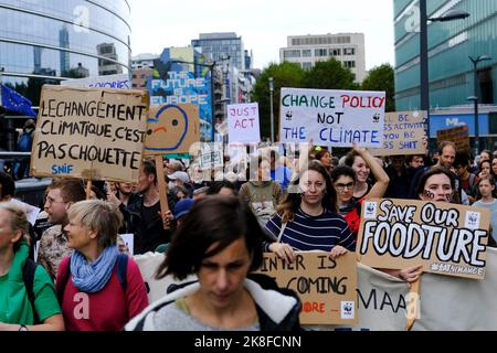 Brüssel, Belgien. 23. Oktober 2022. Tausende von Demonstranten nehmen am Walk for Your Future Climate march vor dem COP27. Oktober in Brüssel, Belgien, am 23. Oktober 2022 Teil. Kredit: ALEXANDROS MICHAILIDIS/Alamy Live Nachrichten Stockfoto