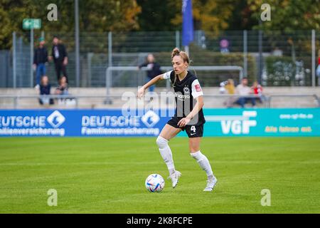 Frankfurt, Deutschland. 23. Oktober 2022. Frankfurt, Deutschland, Oktober 23. 2022: Sophia Kleinherne (4 Frankfurt) kontrolliert den Ball beim FLYERALARM Frauen-Bundesliga-Spiel zwischen Eintracht Frankfurt und MSV Duisburg im Stadion Brentanobad in Frankfurt am Main. (Norina Toenges/Sports Press Photo/SPP) Quelle: SPP Sport Press Photo. /Alamy Live News Stockfoto