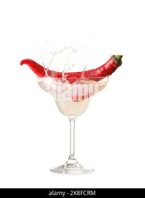 Ein Glas leckeren margarita-Cocktail mit Spritzern und Chilli auf weißem Hintergrund Stockfoto