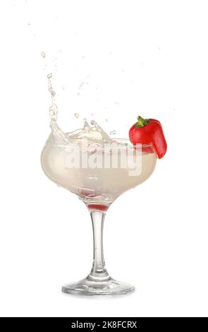 Ein Glas leckeren margarita-Cocktail mit Spritzern auf weißem Hintergrund Stockfoto